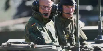El canciller alemán Friedrich Merz conduce el vehículo de combate blindado Boxer durante su visita al ejército en la base de la Bundeswehr en Munster, Alemania, el 30 de abril de 2026. (Markus Schreiber/AP Photo/Pool)