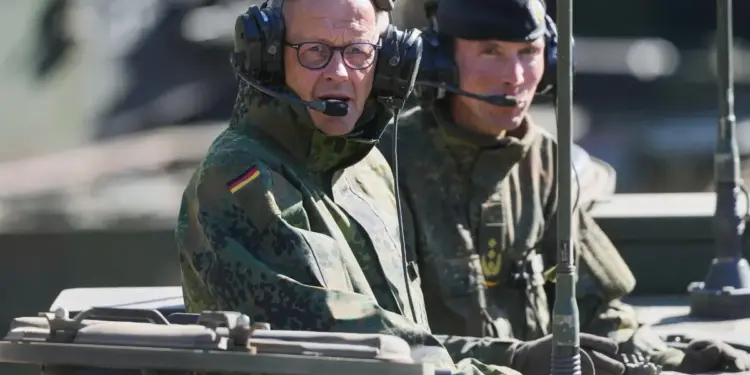 El canciller alemán Friedrich Merz conduce el vehículo de combate blindado Boxer durante su visita al ejército en la base de la Bundeswehr en Munster, Alemania, el 30 de abril de 2026. (Markus Schreiber/AP Photo/Pool)