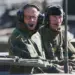 El canciller alemán Friedrich Merz conduce el vehículo de combate blindado Boxer durante su visita al ejército en la base de la Bundeswehr en Munster, Alemania, el 30 de abril de 2026. (Markus Schreiber/AP Photo/Pool)