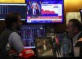 Una transmisión en vivo muestra a Jerome Powell, presidente de la Reserva Federal de EE. UU., hablando después de una reunión del Comité Federal de Mercado Abierto, en el piso de la Bolsa de Valores de Nueva York en la ciudad de Nueva York el 18 de marzo de 2026.