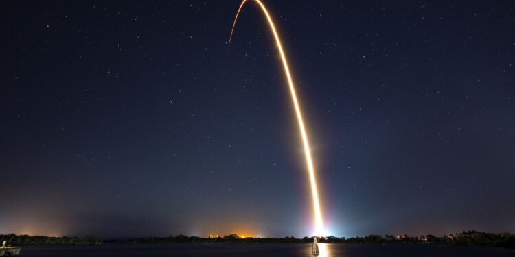 Starship entra en órbita por primera vez y despliega 26 satélites